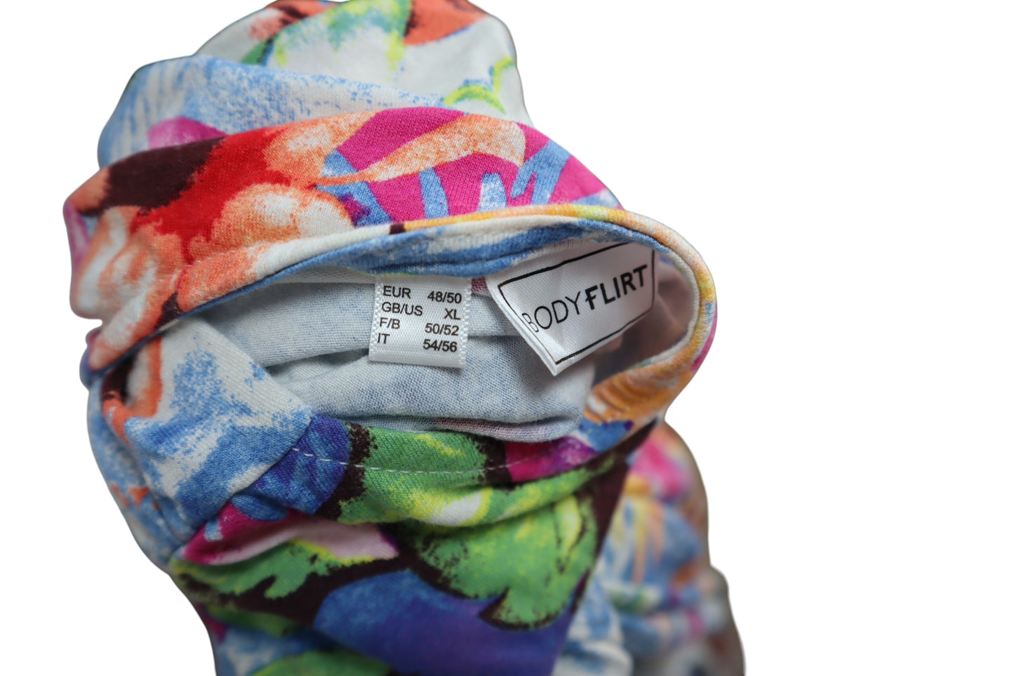 Barevné šaty s výstřihem