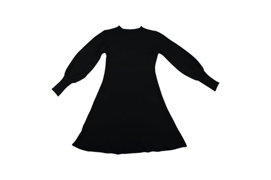 Černé šaty nad kolena