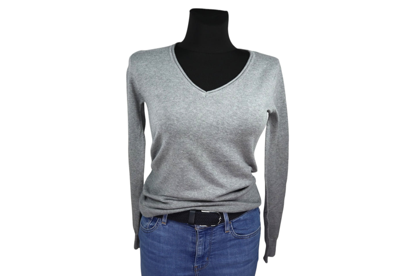 Šedý svetr do V