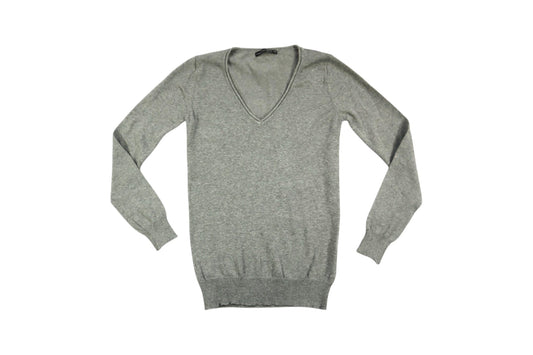 Šedý svetr do V