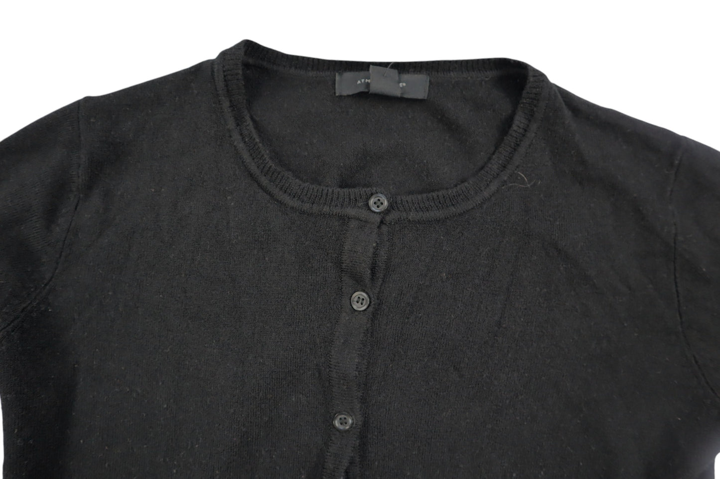 Černý zapínací svetřík