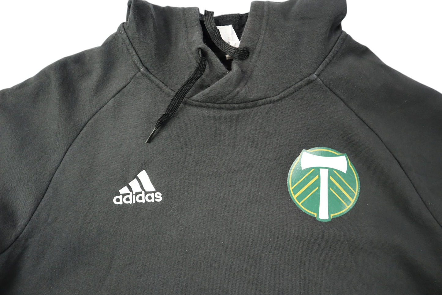 Tmavá mikina s kapucí