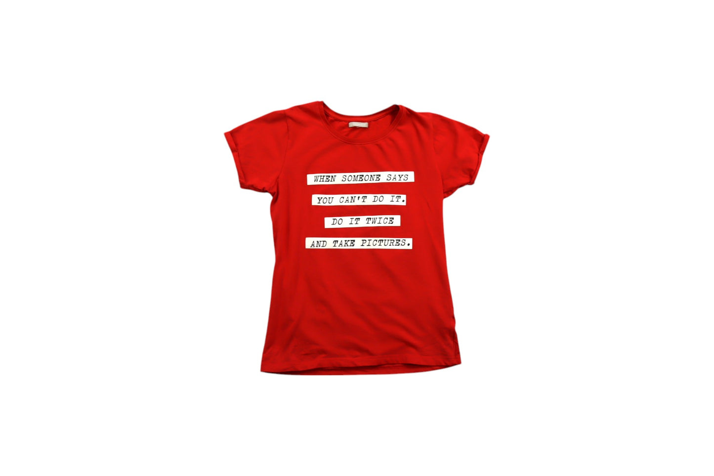 Červené tričko s nápisem