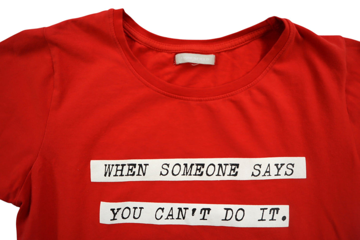 Červené tričko s nápisem