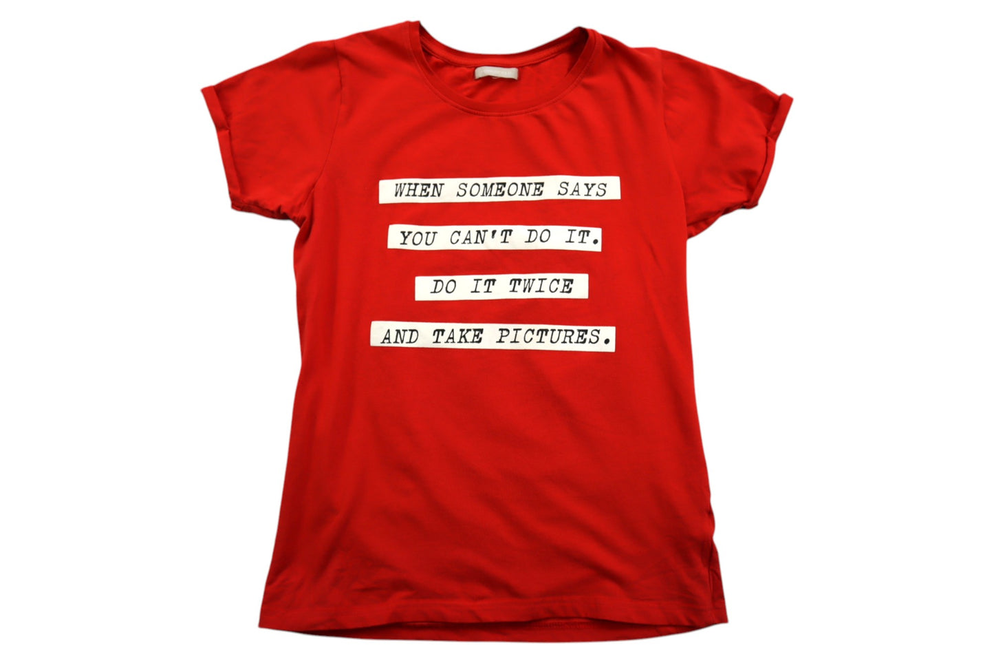 Červené tričko s nápisem