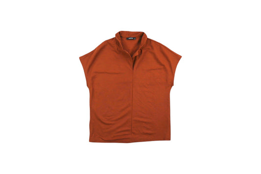 Hnědé tričko s límečkem