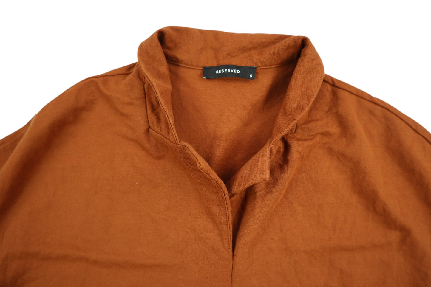 Hnědé tričko s límečkem