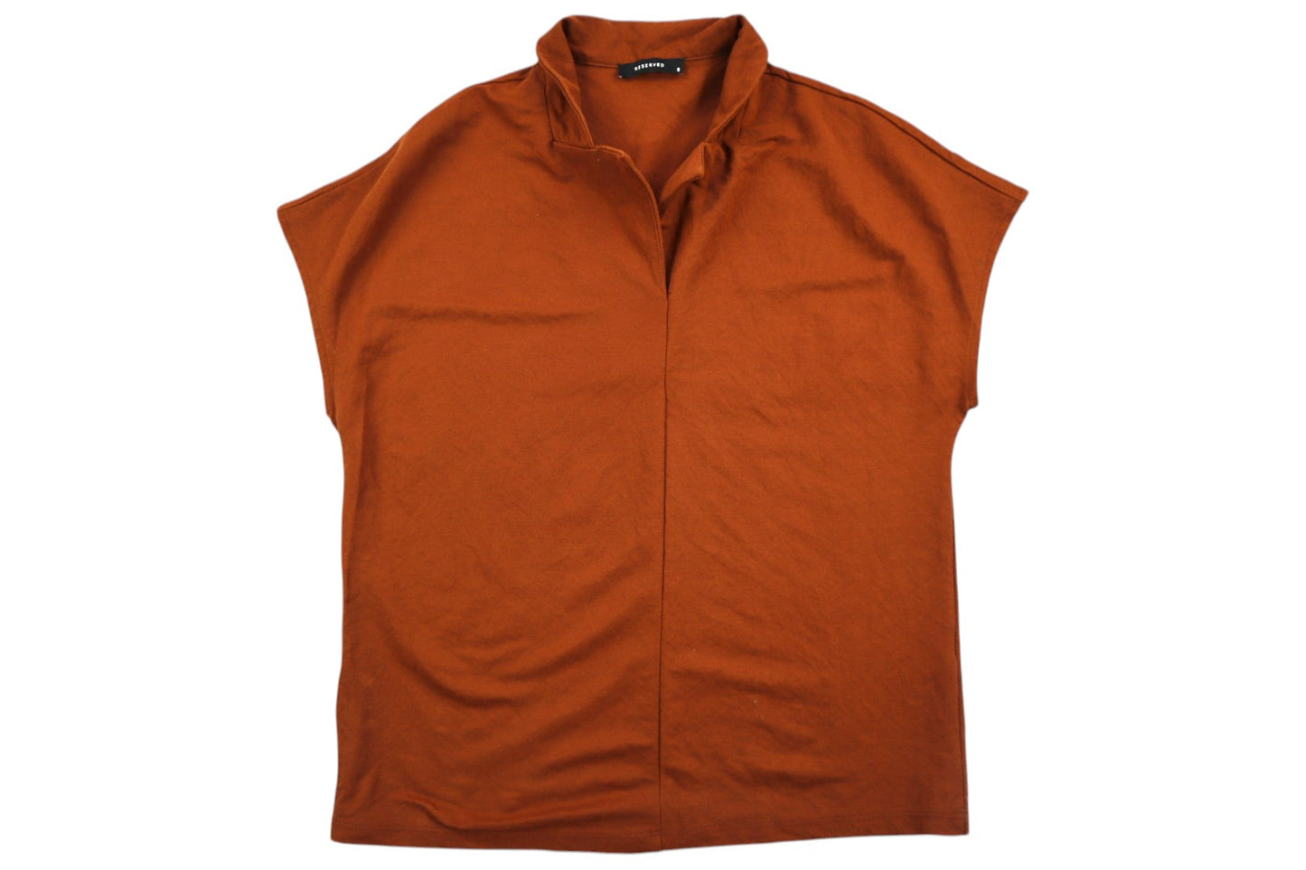 Hnědé tričko s límečkem