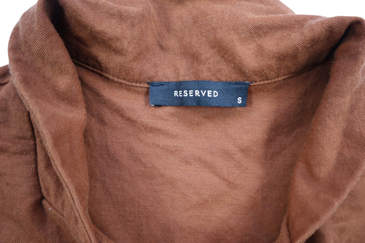 Hnědé tričko s límečkem