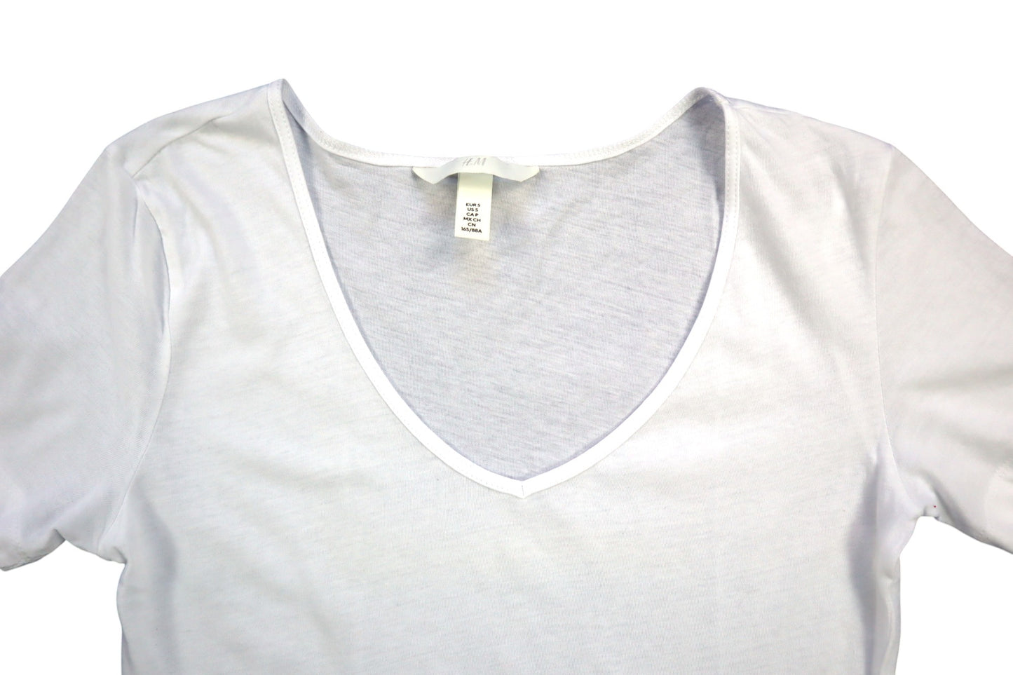 Bílé tričko do V