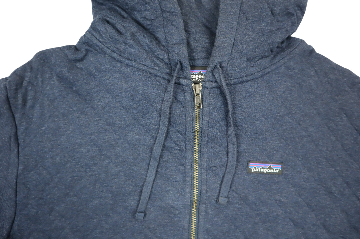 Modrá mikina s prošíváním