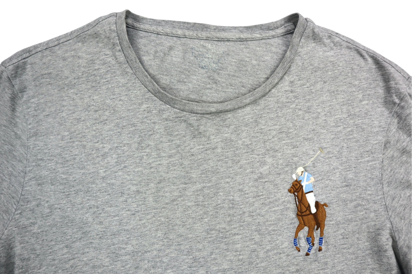 Šedé tričko s nášivkou