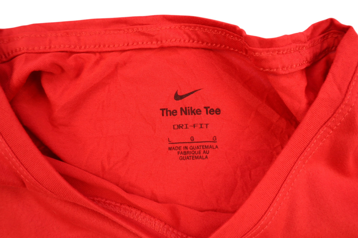 Červené tričko s nápisem