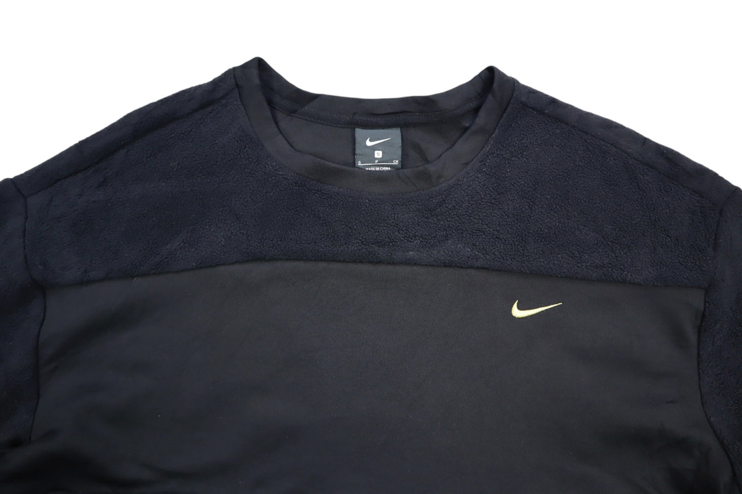 Mikina se zlatým lemem