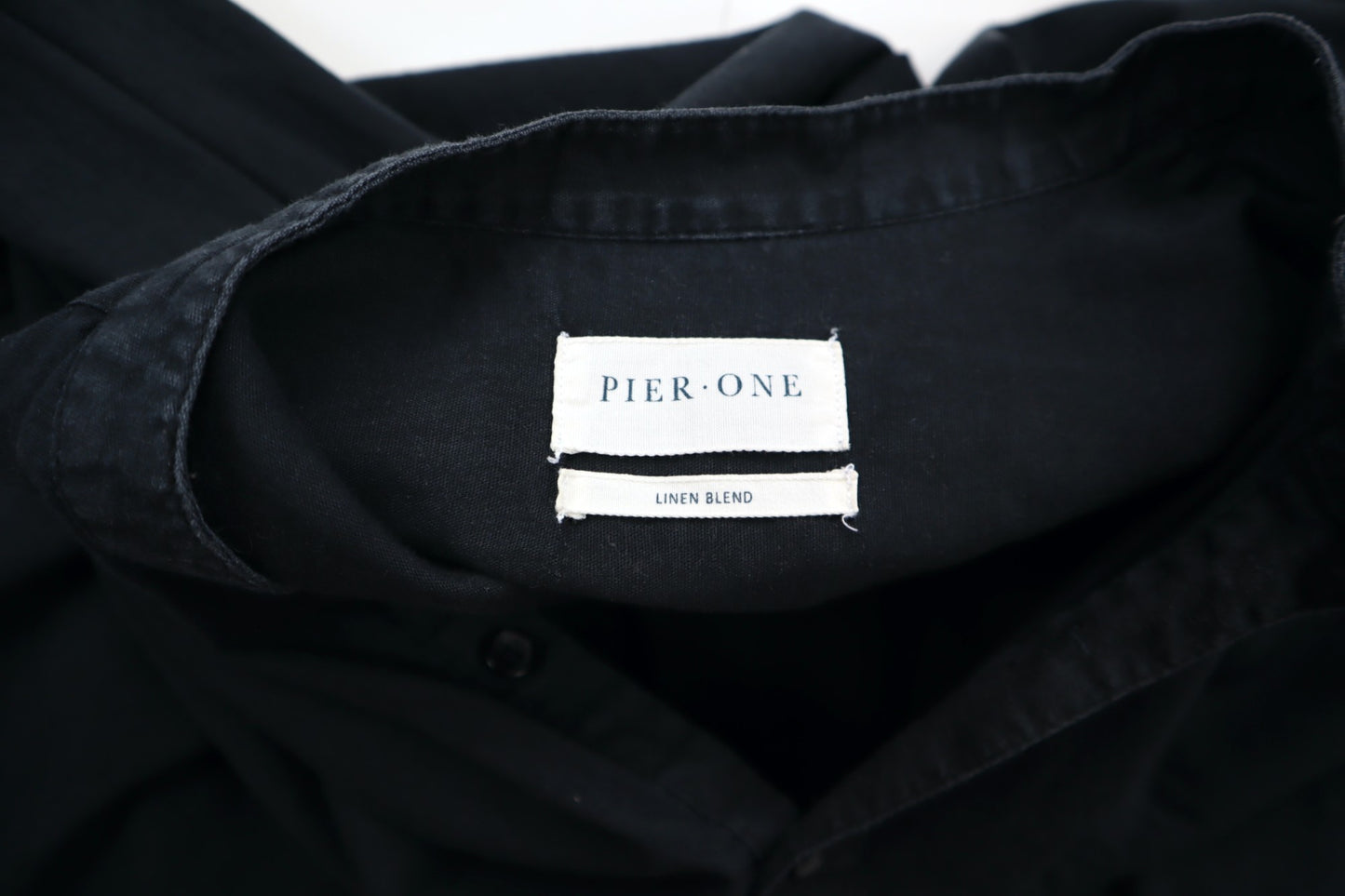 Tmavá košile bez límečku