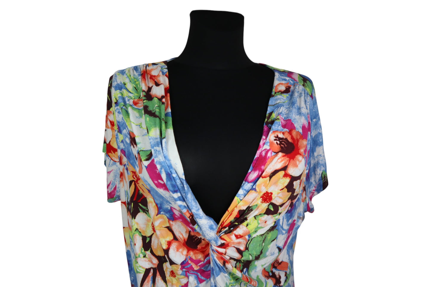 Barevné šaty s výstřihem