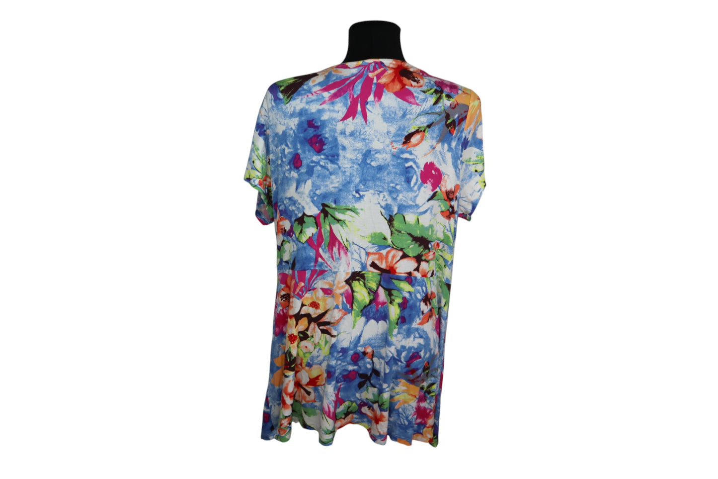 Barevné šaty s výstřihem