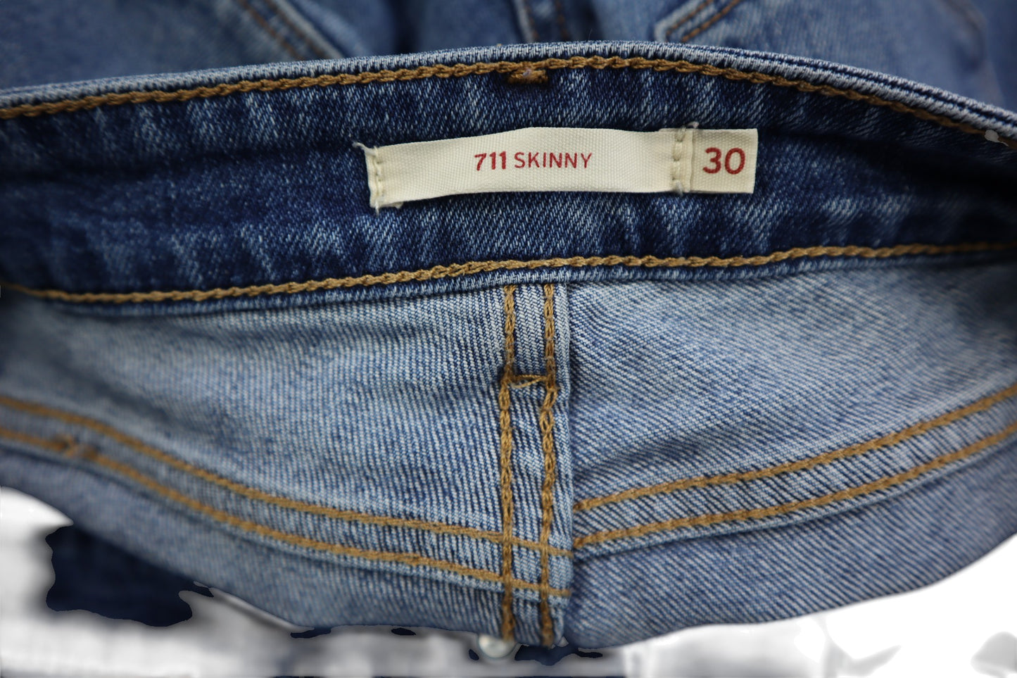 Levisky 711 s dírou