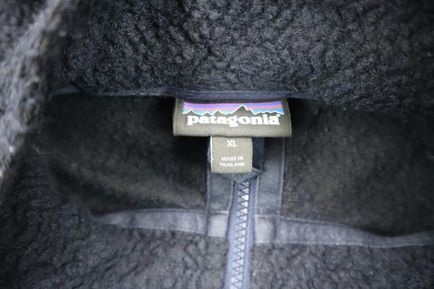 Tmavě modrá chlupatá mikina