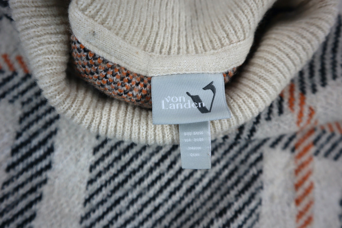 Béžové svetro šaty se vzorem