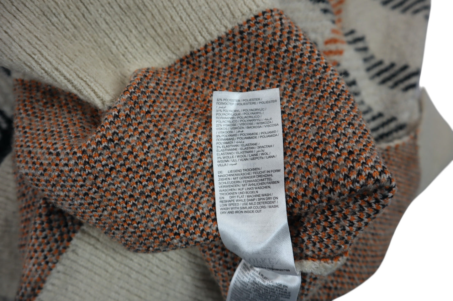 Béžové svetro šaty se vzorem