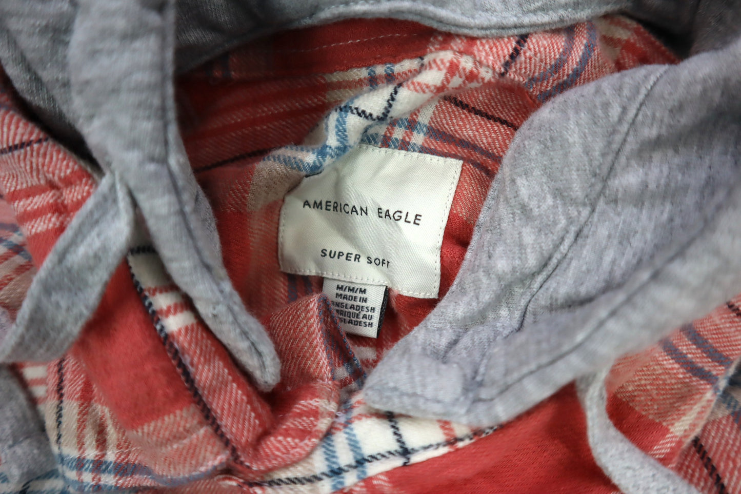 Světlá košile s kapucí