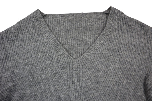 Šedý svetr do v